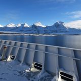 Im Sonnenlicht erstrahlen die sieben Gipfel auf der Insel Asten. Die Schiffe von Havila und Hurtigruten fahren westwärts an den bis zu 1000 Meter hohen Bergspitzen entlang.