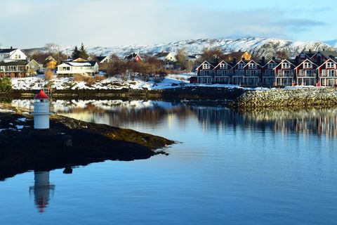 Am Nachmittag kommt der Hafen von Brønnøysund in Sicht, ein Küstenort mit 5000 Einwohnern in der Provinz Nordland. 