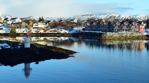 Am Nachmittag kommt der Hafen von Brønnøysund in Sicht, ein Küstenort mit 5000 Einwohnern in der Provinz Nordland. 