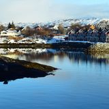 Am Nachmittag kommt der Hafen von Brønnøysund in Sicht, ein Küstenort mit 5000 Einwohnern in der Provinz Nordland. 