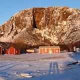 Der längere Aufenthalt des Schiffes lässt eine Wanderung zum Fuß des Berges Torghattan zu. Der Felsrücken, um den sich viele Troll-Legenden ranken, hat ein riesiges Loch in der Mitte. Die Demissionen dieser 35 Meter hohen Öffnung sind so groß, dass ein modernes Postschiff hindurchpassen könnte.