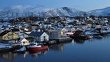 Im letzten Tageslicht verlässt die "Havila Polaris" am Ende des vierten Reisetages Brønnøysund und nimmt Kurs nach Süden.