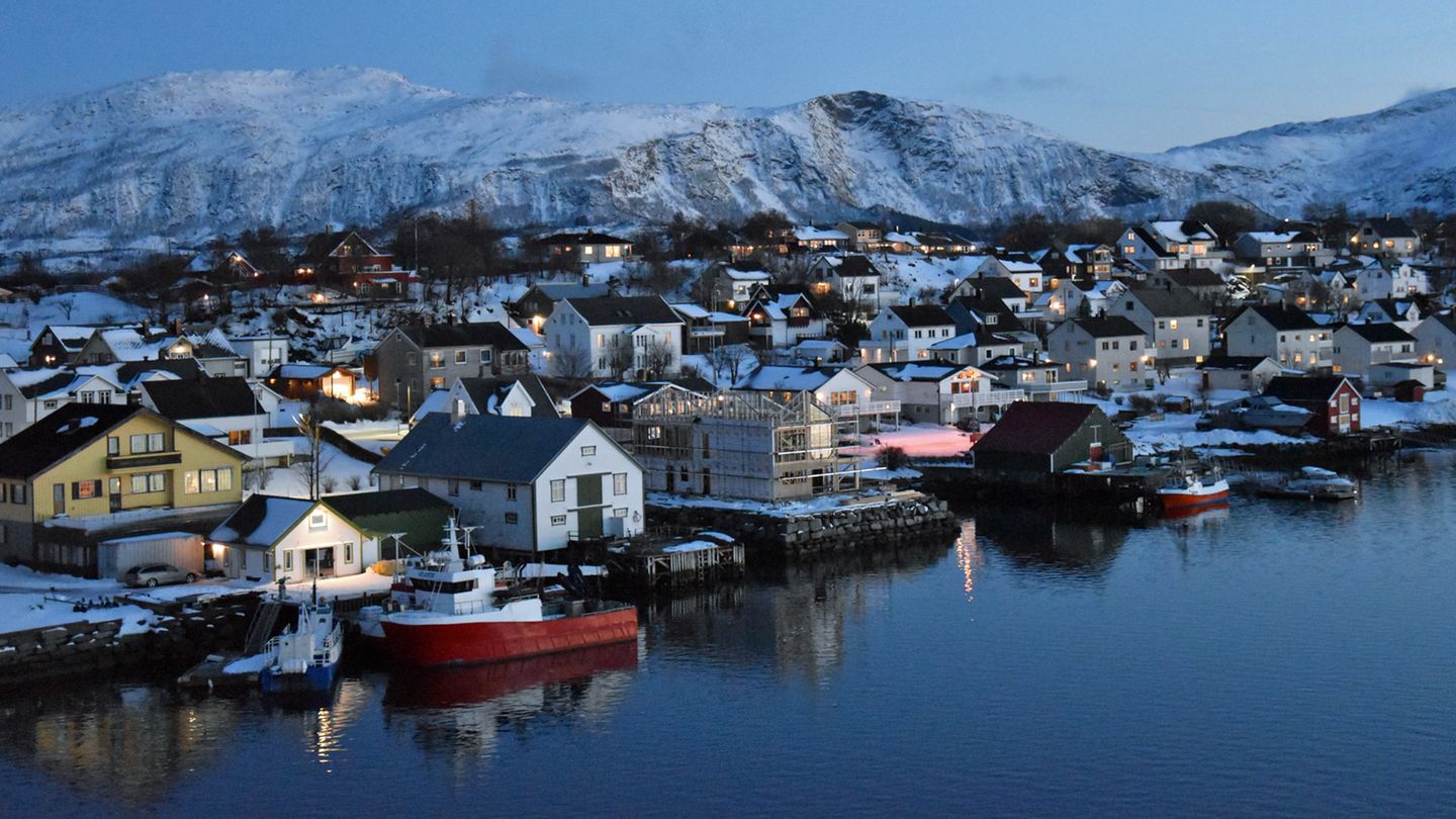 Im letzten Tageslicht verlässt die "Havila Polaris" am Ende des vierten Reisetages Brønnøysund und nimmt Kurs nach Süden.