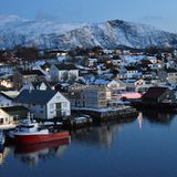 Im letzten Tageslicht verlässt die "Havila Polaris" am Ende des vierten Reisetages Brønnøysund und nimmt Kurs nach Süden.