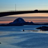 Durch die Schären geht es über Nacht nach Trondheim und bis Bergen, das am übernächsten Tag erreicht wird. Die "Havila Polaris" gleitet von den Akkus fast lautlos angetrieben in den Abend. Am Horizont ragt die markante Silhouette des 258 Meter hohen Torghattans auf.