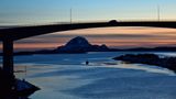 Durch die Schären geht es über Nacht nach Trondheim und bis Bergen, das am übernächsten Tag erreicht wird. Die "Havila Polaris" gleitet von den Akkus fast lautlos angetrieben in den Abend. Am Horizont ragt die markante Silhouette des 258 Meter hohen Torghattans auf.