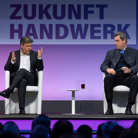 Vizekanzler Robert Habeck (Grüne, l.) und Bayerns Ministerpräsident (CSU) diskutierten unter anderem über die Atomkraft