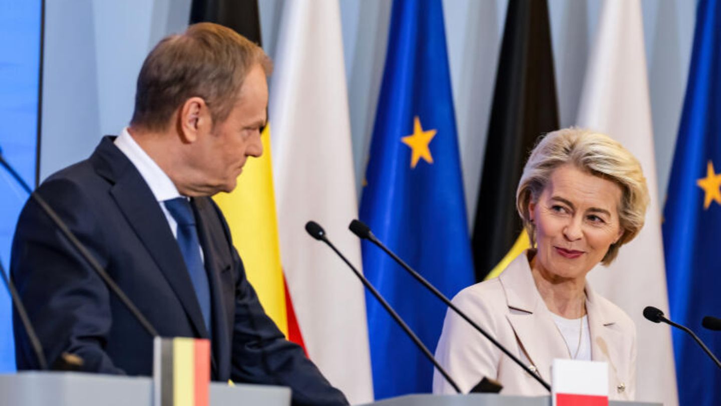 Für Polens neuen Ministerpräsidenten Donald Tusk ein großer Sieg: Kommissionspräsidentin Ursula von der Leyen hatte die Milliardenfreigabe schon am Freitag in Warschau in Aussicht gestellt. 