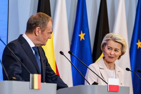 Für Polens neuen Ministerpräsidenten Donald Tusk ein großer Sieg: Kommissionspräsidentin Ursula von der Leyen hatte die Milliardenfreigabe schon am Freitag in Warschau in Aussicht gestellt. 