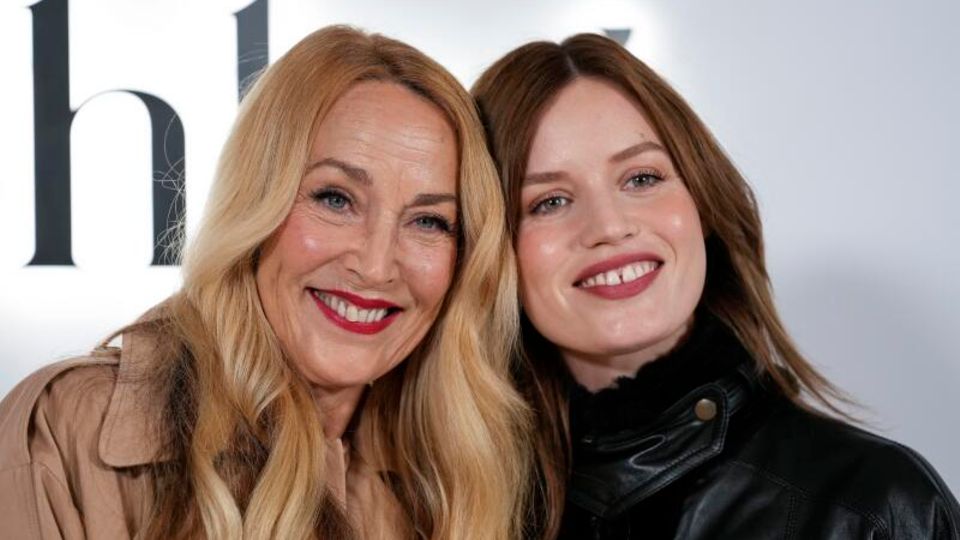 Model Jerry Hall Kopf an Kopf mit Tochter Georgia May Jagger Model Jerry Hall Kopf an Kopf mit Tochter Georgia May Jagger