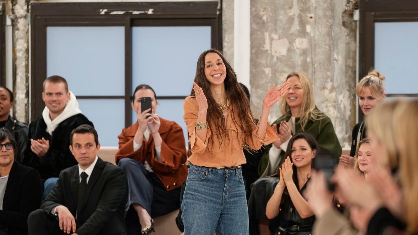 Designerin Chemena Kamali, in Jeans und Bluse, bedankt sich bei ihrem Laufsteg-Publikum