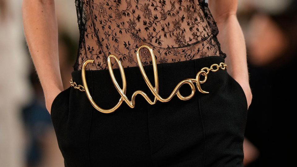 Nachaufnahme eines Gürtels mit güldenem Chloé-Logo Nachaufnahme eines Gürtels mit güldenem Chloé-Logo