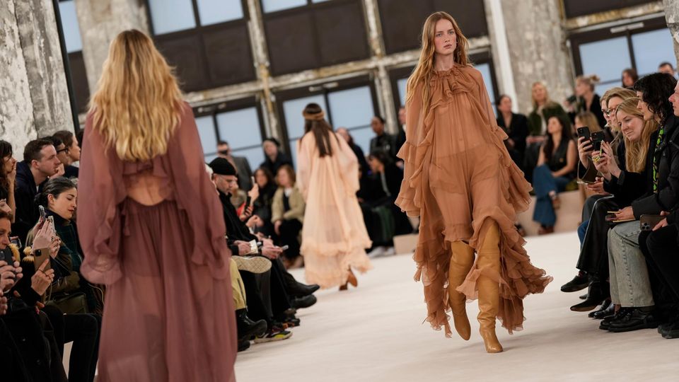 Models in transparenten Kleidern bei der Show von Chloé Models in transparenten Kleidern bei der Show von Chloé