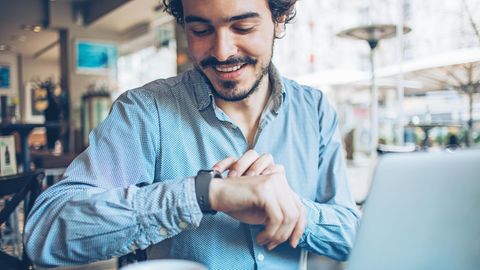 Mann schaut auf seine Smartwatch Galaxy Watch6 von Vodafone.