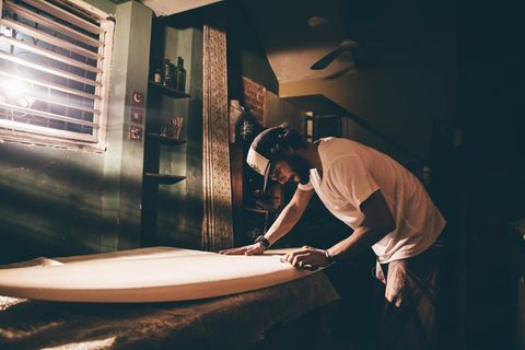 Frank González Guerra bei der Herstellung eines Boards. Viele Surfer auf Kuba benutzen zurückgelassene Bretter von Touristen oder bauen sich die Boards selbst zusammen
