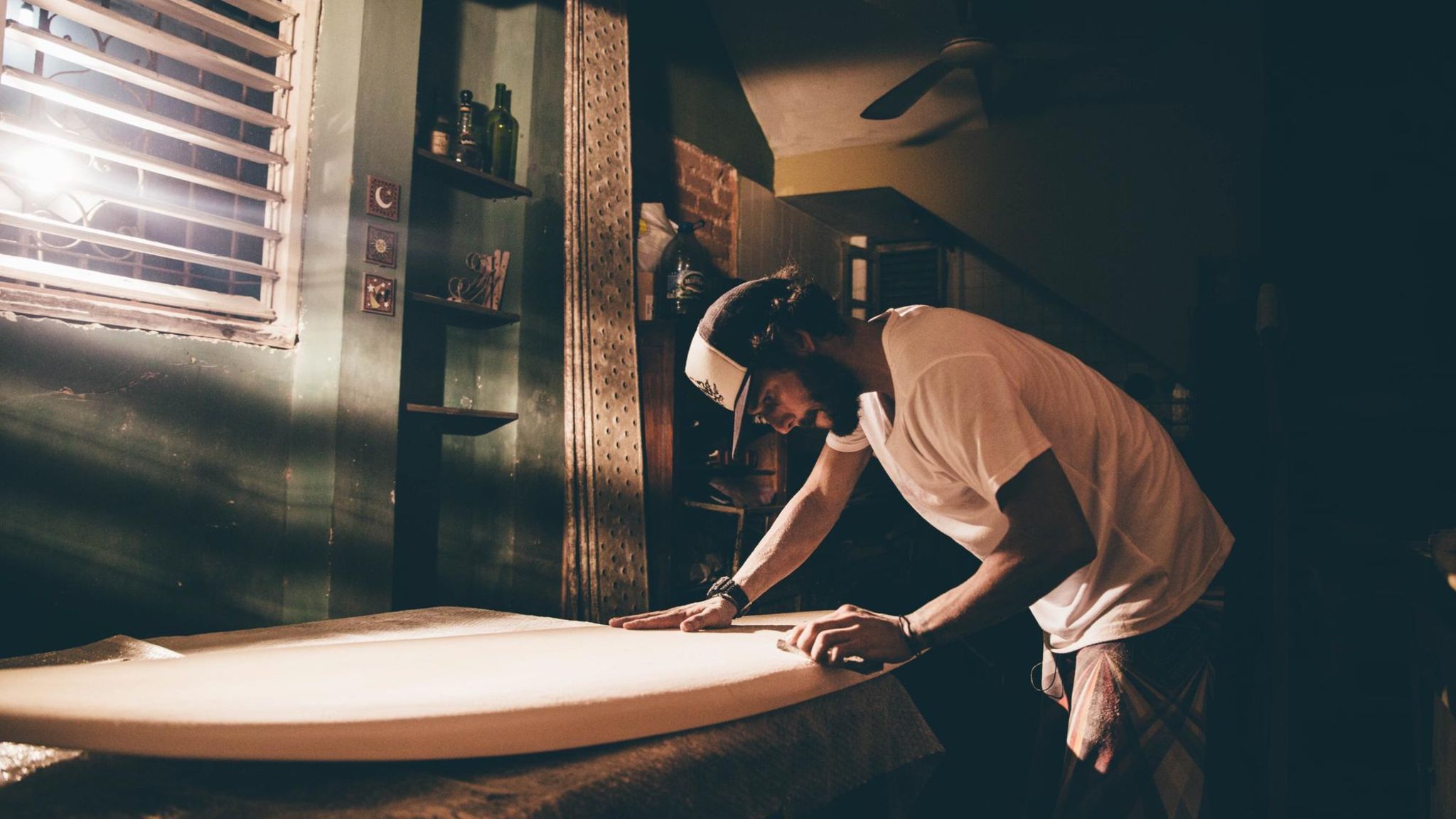 Frank González Guerra bei der Herstellung eines Boards. Viele Surfer auf Kuba benutzen zurückgelassene Bretter von Touristen oder bauen sich die Boards selbst zusammen