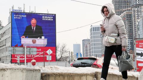 Rede zur Nation: Zum ersten Mal wurde Putins "Rede zur Nation" auf Reklametafeln an Wohnhäusern übertragen, in 17 Städten lief sie in Kinos. Diese Moskauerin hier wirkt trotzdem wenig interessiert.