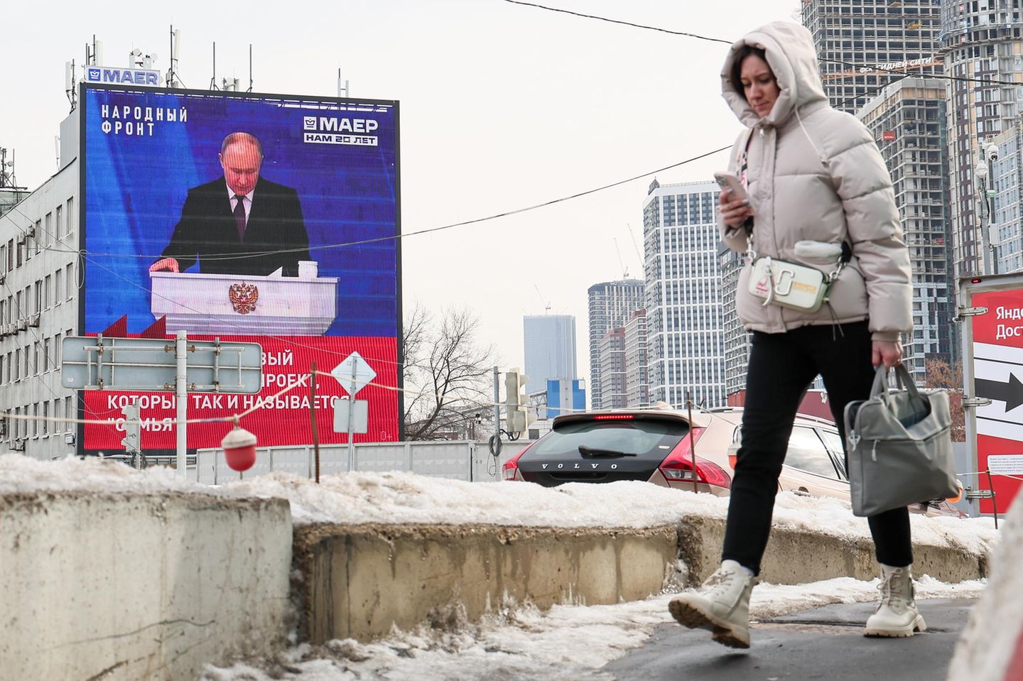 Rede zur Nation: Zum ersten Mal wurde Putins "Rede zur Nation" auf Reklametafeln an Wohnhäusern übertragen, in 17 Städten lief sie in Kinos. Diese Moskauerin hier wirkt trotzdem wenig interessiert.