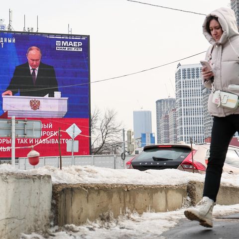 Rede zur Nation: Zum ersten Mal wurde Putins "Rede zur Nation" auf Reklametafeln an Wohnhäusern übertragen, in 17 Städten lief sie in Kinos. Diese Moskauerin hier wirkt trotzdem wenig interessiert.