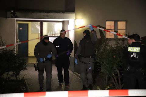 Beamte tragen einen als gefährlich eingestuften Gegenstand, der einer kleineren Granate ähnelt, aus dem Wohnhaus der früheren RAF-Terroristin Daniela Klette