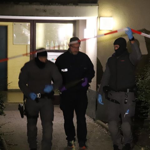 Beamte tragen einen als gefährlich eingestuften Gegenstand, der einer kleineren Granate ähnelt, aus dem Wohnhaus der früheren RAF-Terroristin Daniela Klette