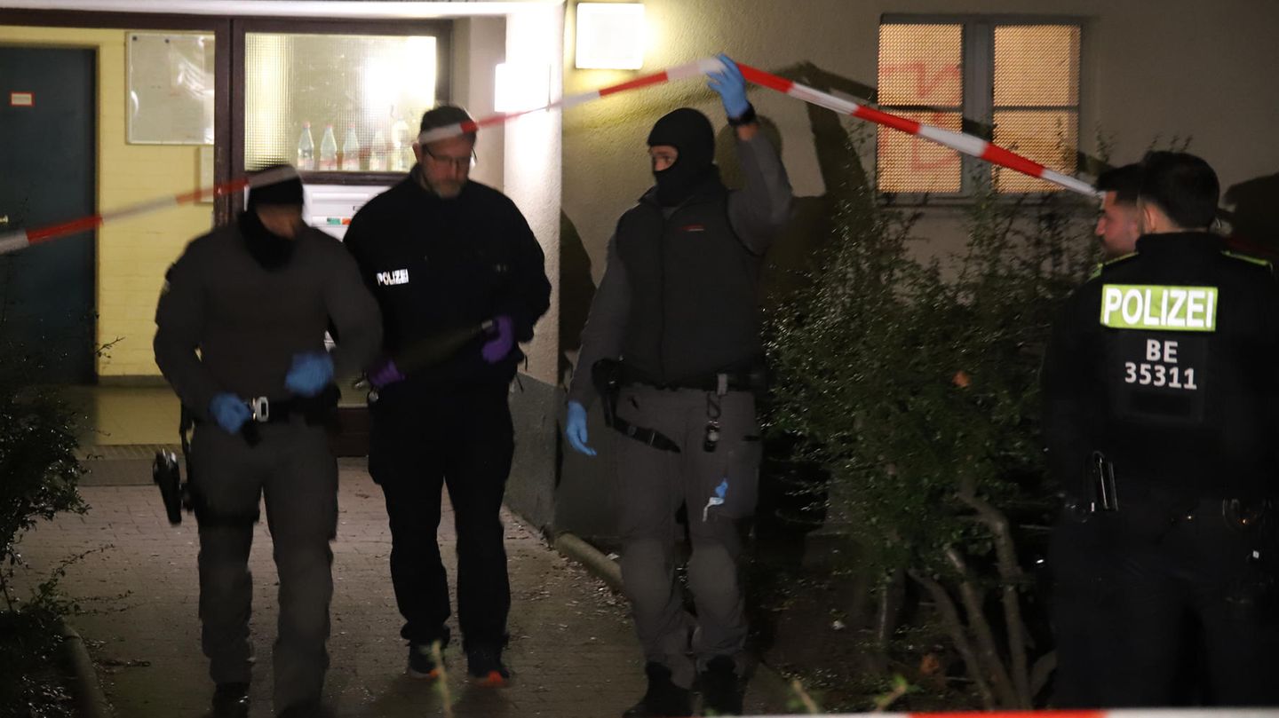 Beamte tragen einen als gefährlich eingestuften Gegenstand, der einer kleineren Granate ähnelt, aus dem Wohnhaus der früheren RAF-Terroristin Daniela Klette
