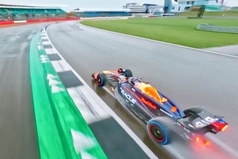 Drohne filmt Weltmeister Max Verstappen auf der Rennstrecke in Silverstone, Großbritannien