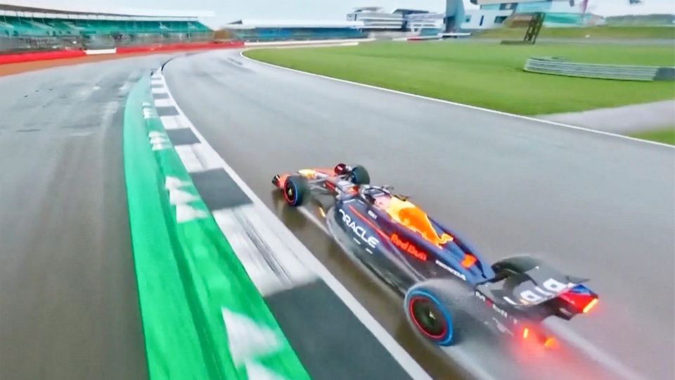 Neue Kamera filmt Formel 1 aus spektakulärer Perspektive Drohne filmt Weltmeister Max Verstappen auf der Rennstrecke in Silverstone, Großbritannien