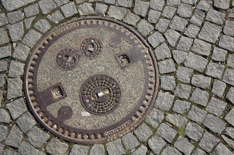 Fast vom Gullydeckel erschlagen: Junge spielt mit Feuerwerk