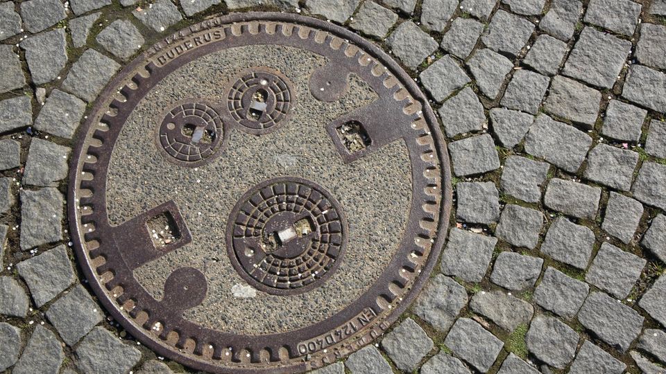 Fast vom Gullydeckel erschlagen: Junge spielt mit Feuerwerk