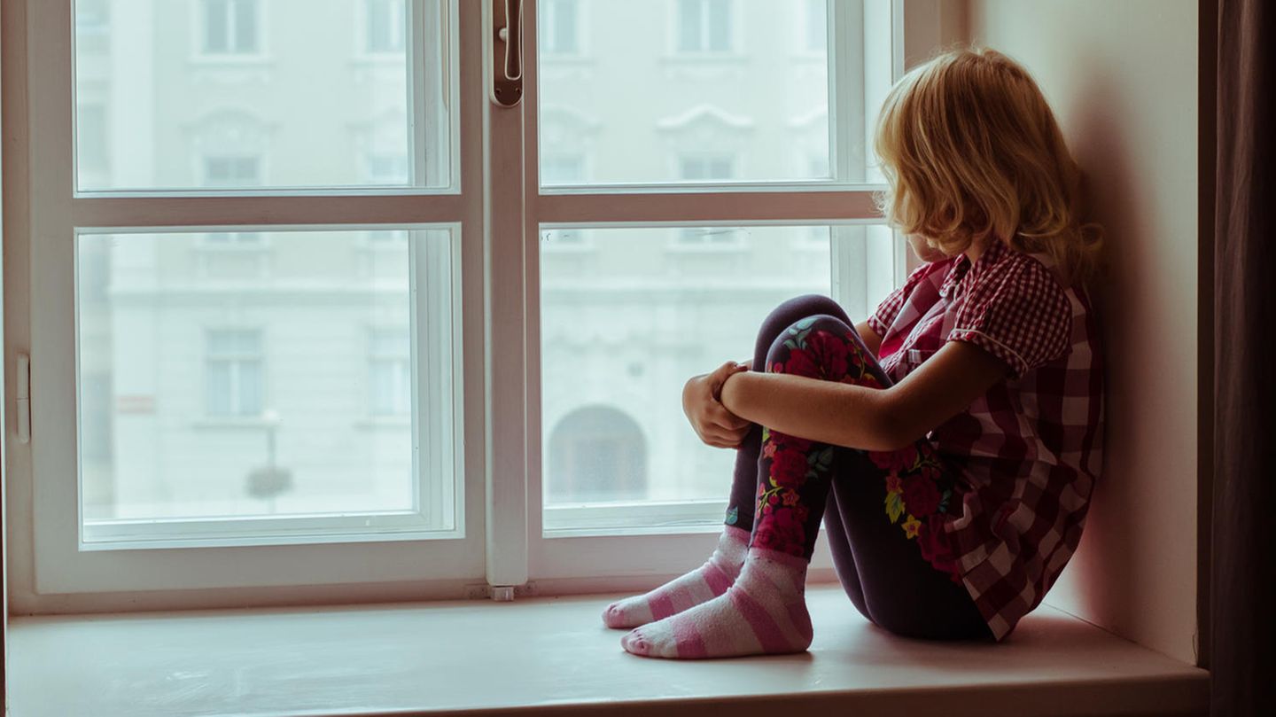 Verfahrensbeistand Symbolbild: Kind sitzt am Fenster