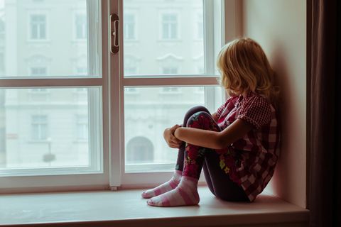 Verfahrensbeistand Symbolbild: Kind sitzt am Fenster