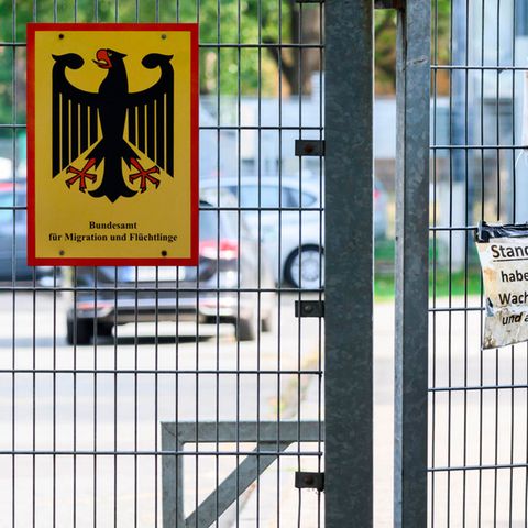 Ein Mann betritt das Gelände einer Landesaufnahmebehörde des Bundesamts für Migration und Flüchtlinge