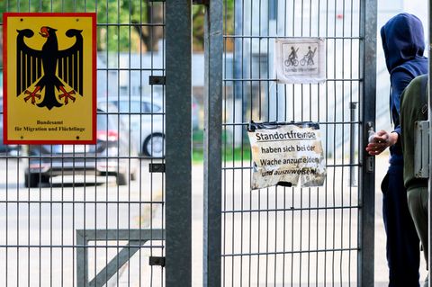 Ein Mann betritt das Gelände einer Landesaufnahmebehörde des Bundesamts für Migration und Flüchtlinge