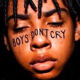 Nahaufnahme Jungengesicht umrahmt von Dreadlocks. Über Wange und Nase in Großbuchstaben in schwarzer Schrift "BOYS DON'T CRY".