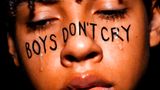 Nahaufnahme Jungengesicht umrahmt von Dreadlocks. Über Wange und Nase in Großbuchstaben in schwarzer Schrift "BOYS DON'T CRY".
