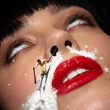 Nahaufnahme Frauengesicht. Miniatur-Skifahrer fährt runter auf der "Schneespur", die von Nasenlöchern über die Oberlippe läuft.