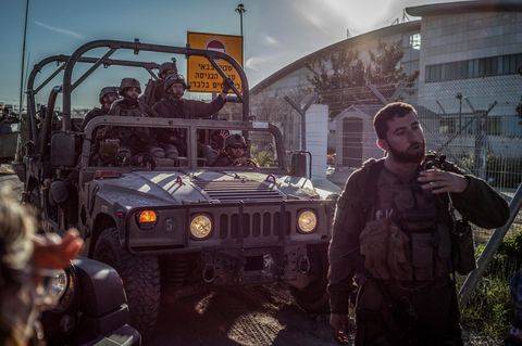 Israelische Soldaten patroullieren vor dem Grenzzaun des Gazastreifens
