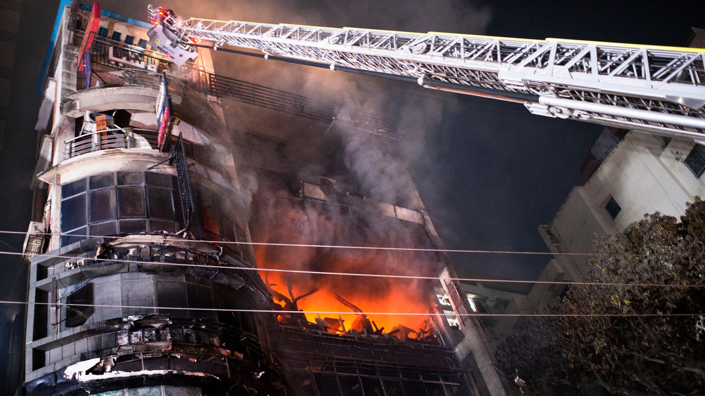 Bangladesch Mindestens 44 Menschen Sterben Bei Großbrand In Einkaufszentrum Sternde