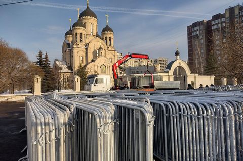 Polizeiabsperrungen vor der Kirche der Ikone der Mutter Gottes in Moskau