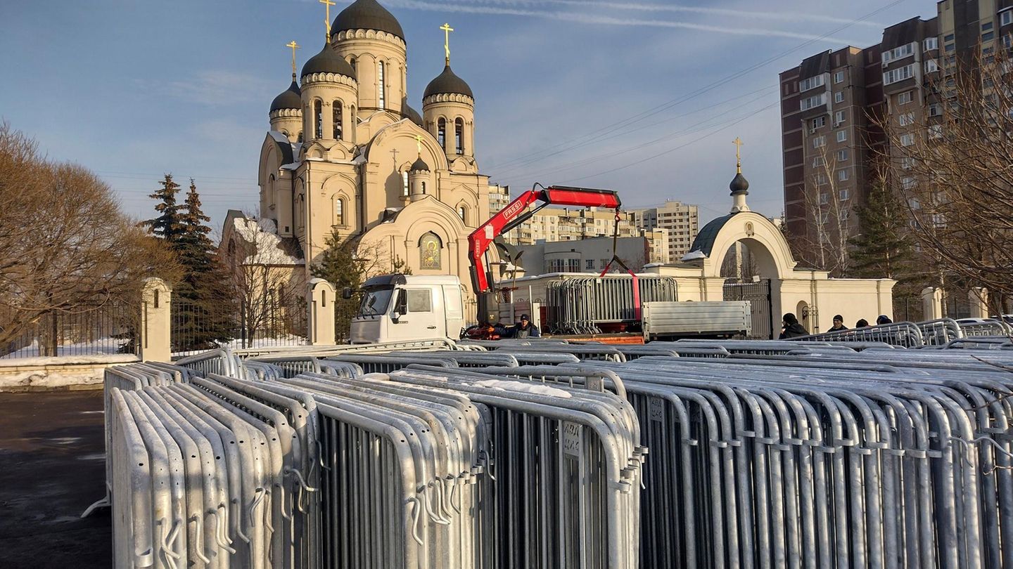 Polizeiabsperrungen vor der Kirche der Ikone der Mutter Gottes in Moskau