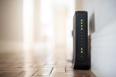Router steht auf dem Boden