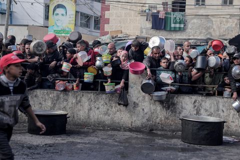 Ausgezehrt und müde sind ihre Gesichter: Palästinenser warten an einer Essensausgabe in einem Flüchtlingslager im südlichen Gazastreifen auf Lebensmittel