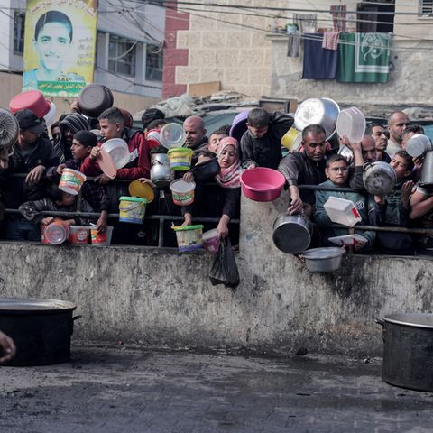 Ausgezehrt und müde sind ihre Gesichter: Palästinenser warten an einer Essensausgabe in einem Flüchtlingslager im südlichen Gazastreifen auf Lebensmittel