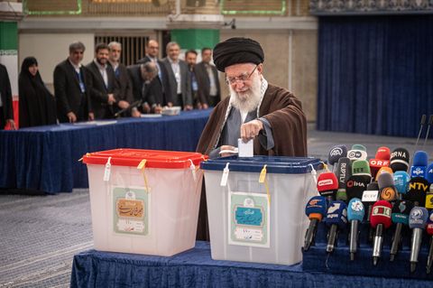 Irans Religionsführer Ayatollah Khamenei gibt in Teheran seine Stimmen bei den Parlamentswahlen und den Wahlen für den Expertenrat ab. Von freien und fairen Wahlen kann im Iran jedoch keine Rede sein. Die inhaftierte Friedensnobelpreisträgerin Narges Mohammadi bezeichnete sie als "Scheinwahl" und rief zum Boykott auf.