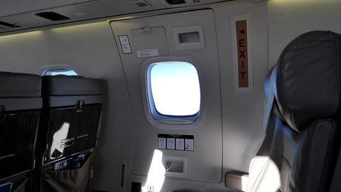 Plätze am Notausgang im Flugzeug: Wer darf hier wirklich sitzen?