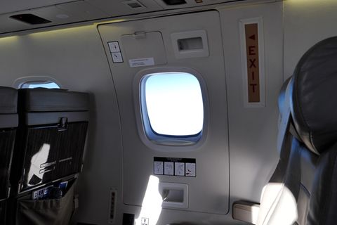 Plätze am Notausgang im Flugzeug: Wer darf hier wirklich sitzen?