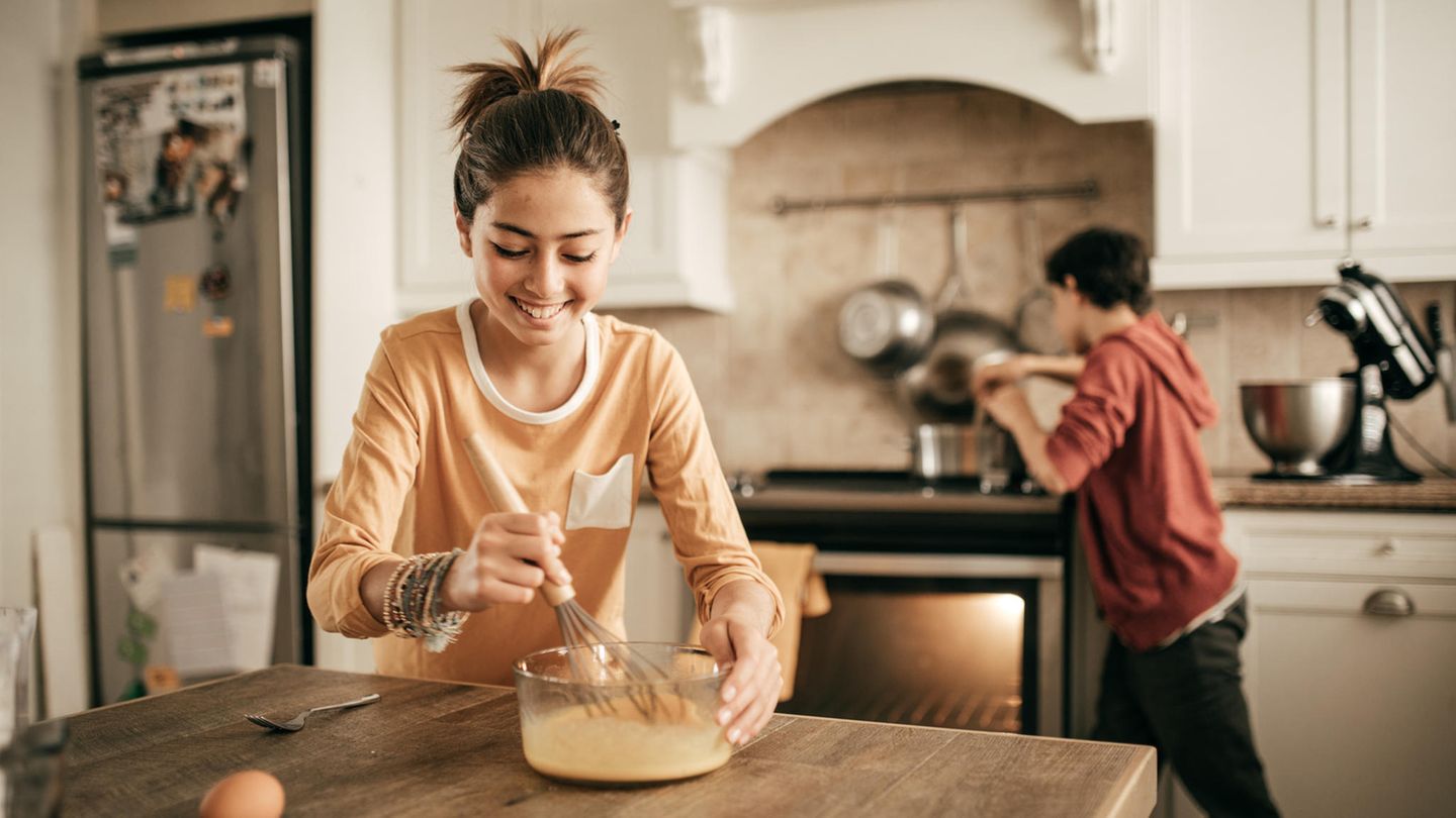 Zwei Teenager beim Kochen