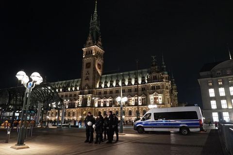Polizei sichert eine AfD-Veranstaltung im Hamburger Rathaus
