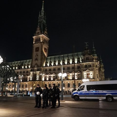 Polizei sichert eine AfD-Veranstaltung im Hamburger Rathaus